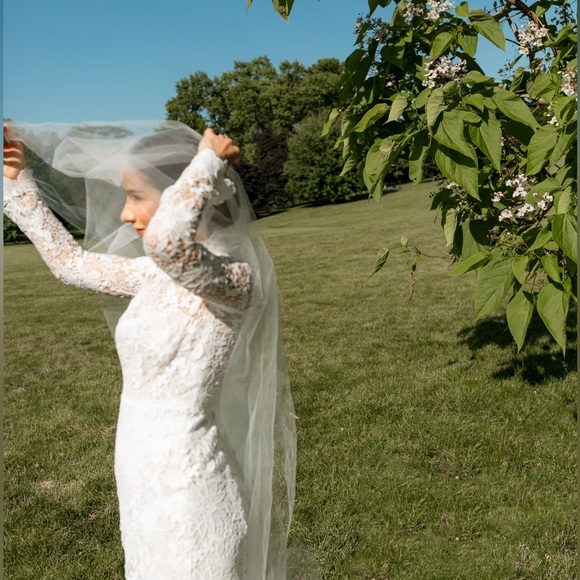 Cathedral wedding veil with blusher, light ivory - Picture 6 of 7